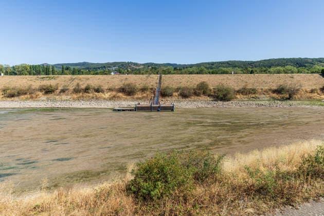 Niedrigwasser am Rhein: Yachthafen Oberwinter teilweise trockengefallen - 11.08.2026. Niedrigwasser am Rhein: Bei einem Pegelstand von -3 cm am Pegel Oberwinter und 70 cm am Pegel Bonn neue Tiefstwerte sind Teile des Yachthafens Oberwinter trockengefallen. Mehrere Boote liegen im Trockenen, eine Zufahrt in den Hafenbereich ist derzeit nicht mehr möglich. Am Rhein werden weiterhin neue Negativrekorde unterboten. Remagen Oberwinter Rheinland-Pfalz Deutschland Copyright: xMarcxJohnx