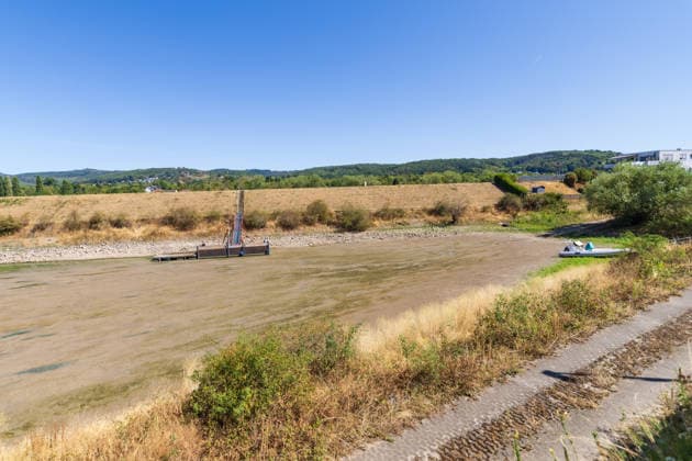 Niedrigwasser am Rhein: Yachthafen Oberwinter teilweise trockengefallen - 11.08.2026. Niedrigwasser am Rhein: Bei einem Pegelstand von -3 cm am Pegel Oberwinter und 70 cm am Pegel Bonn neue Tiefstwerte sind Teile des Yachthafens Oberwinter trockengefallen. Mehrere Boote liegen im Trockenen, eine Zufahrt in den Hafenbereich ist derzeit nicht mehr möglich. Am Rhein werden weiterhin neue Negativrekorde unterboten. Remagen Oberwinter Rheinland-Pfalz Deutschland Copyright: xMarcxJohnx