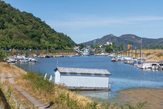 Niedrigwasser am Rhein: Yachthafen Oberwinter teilweise trockengefallen - 11.08.2026. Niedrigwasser am Rhein: Bei einem Pegelstand von -3 cm am Pegel Oberwinter und 70 cm am Pegel Bonn neue Tiefstwerte sind Teile des Yachthafens Oberwinter trockengefallen. Mehrere Boote liegen im Trockenen, eine Zufahrt in den Hafenbereich ist derzeit nicht mehr möglich. Am Rhein werden weiterhin neue Negativrekorde unterboten. Remagen Oberwinter Rheinland-Pfalz Deutschland Copyright: xMarcxJohnx