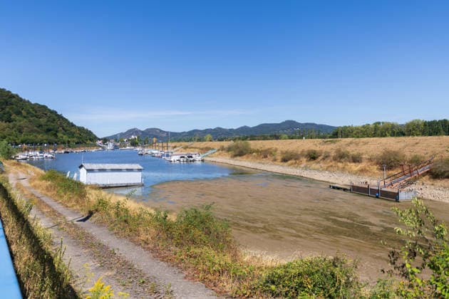 Niedrigwasser am Rhein: Yachthafen Oberwinter teilweise trockengefallen - 11.08.2026. Niedrigwasser am Rhein: Bei einem Pegelstand von -3 cm am Pegel Oberwinter und 70 cm am Pegel Bonn neue Tiefstwerte sind Teile des Yachthafens Oberwinter trockengefallen. Mehrere Boote liegen im Trockenen, eine Zufahrt in den Hafenbereich ist derzeit nicht mehr möglich. Am Rhein werden weiterhin neue Negativrekorde unterboten. Remagen Oberwinter Rheinland-Pfalz Deutschland Copyright: xMarcxJohnx