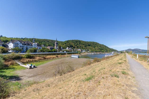 Niedrigwasser am Rhein: Yachthafen Oberwinter teilweise trockengefallen - 11.08.2026. Niedrigwasser am Rhein: Bei einem Pegelstand von -3 cm am Pegel Oberwinter und 70 cm am Pegel Bonn neue Tiefstwerte sind Teile des Yachthafens Oberwinter trockengefallen. Mehrere Boote liegen im Trockenen, eine Zufahrt in den Hafenbereich ist derzeit nicht mehr möglich. Am Rhein werden weiterhin neue Negativrekorde unterboten. Remagen Oberwinter Rheinland-Pfalz Deutschland Copyright: xMarcxJohnx