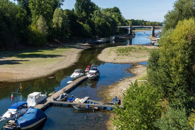 Niedrigwasser am Rhein: Aalschokker Aranka im trockengefallenen Nebenarm bei Insel Grafenwerth - 11.08.26. Niedrigwasser am Rhein: Bei einem Pegelstand von -3 cm am Pegel Oberwinter und 70 cm am Pegel Bonn neue Tiefstwerte liegt der Nebenarm an der Nordspitze der Insel Grafenwerth in Bad Honnef weitgehend trocken. Boote und Hausboote liegen auf dem Trockenen, im Hintergrund die Grafenwerther Brücke. Die Rheinschifffahrt ist weiterhin stark eingeschränkt. Bad Honnef Insel Grafenwerth Nordrhein-Westfalen Deutschland Copyright: xMarcxJohnx