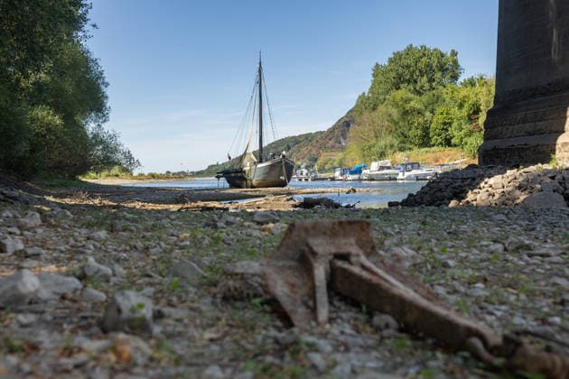 Niedrigwasser am Rhein: Aalschokker Aranka im trockengefallenen Nebenarm bei Insel Grafenwerth - 11.08.26. Niedrigwasser am Rhein: Bei einem Pegelstand von -3 cm am Pegel Oberwinter und 70 cm am Pegel Bonn neue Tiefstwerte liegt der Nebenarm an der Nordspitze der Insel Grafenwerth in Bad Honnef weitgehend trocken. Der historische Aalschokker Aranka liegt auf dem Trockenen, im Hintergrund die Grafenwerther Brücke und der Drachenfels. Die Rheinschifffahrt ist weiterhin stark eingeschränkt. Bad Honnef Insel Grafenwerth Nordrhein-Westfalen Deutschland Copyright: xMarcxJohnx