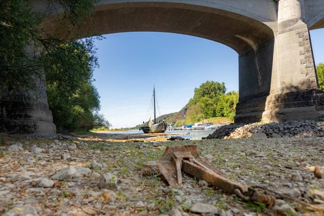 Niedrigwasser am Rhein: Aalschokker Aranka im trockengefallenen Nebenarm bei Insel Grafenwerth - 11.08.26. Niedrigwasser am Rhein: Bei einem Pegelstand von -3 cm am Pegel Oberwinter und 70 cm am Pegel Bonn neue Tiefstwerte liegt der Nebenarm an der Nordspitze der Insel Grafenwerth in Bad Honnef weitgehend trocken. Der historische Aalschokker Aranka liegt auf dem Trockenen, im Hintergrund die Grafenwerther Brücke und der Drachenfels. Die Rheinschifffahrt ist weiterhin stark eingeschränkt. Bad Honnef Insel Grafenwerth Nordrhein-Westfalen Deutschland Copyright: xMarcxJohnx