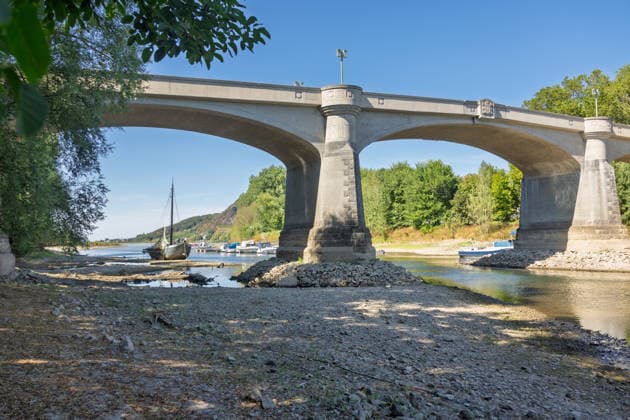 Niedrigwasser am Rhein: Aalschokker Aranka im trockengefallenen Nebenarm bei Insel Grafenwerth - 11.08.26. Niedrigwasser am Rhein: Bei einem Pegelstand von -3 cm am Pegel Oberwinter und 70 cm am Pegel Bonn neue Tiefstwerte liegt der Nebenarm an der Nordspitze der Insel Grafenwerth in Bad Honnef weitgehend trocken. Der historische Aalschokker Aranka liegt auf dem Trockenen, im Hintergrund die Grafenwerther Brücke und der Drachenfels. Die Rheinschifffahrt ist weiterhin stark eingeschränkt. Bad Honnef Insel Grafenwerth Nordrhein-Westfalen Deutschland Copyright: xMarcxJohnx