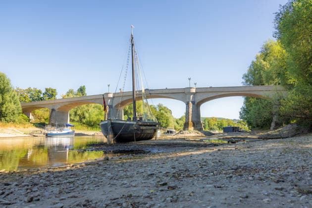 Niedrigwasser am Rhein: Aalschokker Aranka im trockengefallenen Nebenarm bei Insel Grafenwerth - 11.08.26. Niedrigwasser am Rhein: Bei einem Pegelstand von -3 cm am Pegel Oberwinter und 70 cm am Pegel Bonn neue Tiefstwerte liegt der Nebenarm an der Nordspitze der Insel Grafenwerth in Bad Honnef weitgehend trocken. Der historische Aalschokker Aranka liegt auf dem Trockenen, im Hintergrund die Grafenwerther Brücke und der Drachenfels. Die Rheinschifffahrt ist weiterhin stark eingeschränkt. Bad Honnef Insel Grafenwerth Nordrhein-Westfalen Deutschland Copyright: xMarcxJohnx