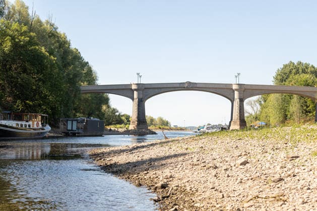 Niedrigwasser am Rhein: Aalschokker Aranka im trockengefallenen Nebenarm bei Insel Grafenwerth - 11.08.26. Niedrigwasser am Rhein: Bei einem Pegelstand von -3 cm am Pegel Oberwinter und 70 cm am Pegel Bonn neue Tiefstwerte liegt der Nebenarm an der Nordspitze der Insel Grafenwerth in Bad Honnef weitgehend trocken. Boote und Hausboote liegen auf dem Trockenen, im Hintergrund die Grafenwerther Brücke. Die Rheinschifffahrt ist weiterhin stark eingeschränkt. Bad Honnef Insel Grafenwerth Nordrhein-Westfalen Deutschland Copyright: xMarcxJohnx