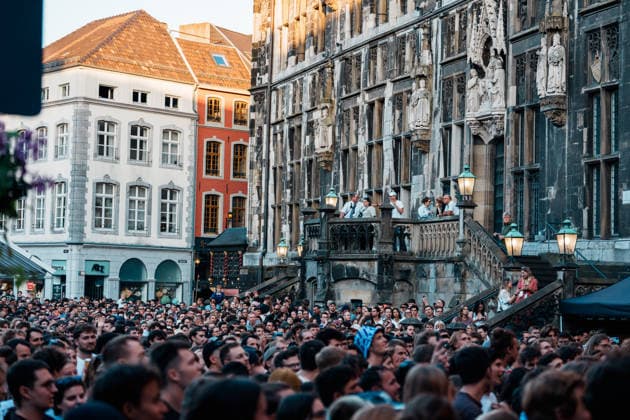 Deutschland Aachen: Programm zur Reit - WM, Weltmeisterschaft, FEI, WM Special in der Altstadt, Konzerte, Riesenrad, Markt, Katschhof, CHIO, Tausende vor Bühne am Markt, Sonos Cliq Copyright: xThiemoxRudolphx