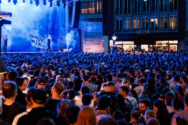 Deutschland Aachen: Programm zur Reit - WM, Weltmeisterschaft, FEI, WM Special in der Altstadt, Konzerte, Riesenrad, Markt, Katschhof, CHIO, Sonos Clip, Tausende Besucher, Fans, Menschenmasse Copyright: xThiemoxRudolphx