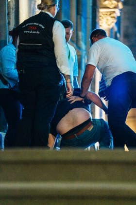 Deutschland Aachen: Programm zur Reit - WM, Weltmeisterschaft, FEI, WM Special in der Altstadt, Konzerte, Riesenrad, Markt, Katschhof, Security überwältigt auf Rathaustreppe Unbekannten, der ein Banner aufhängen wollte, Sicherheit Copyright: xThiemoxRudolphx