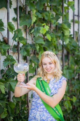 Wahl der neuen Sächsischen Weinkönigin. Die neuen Sächsischen Weinhoheiten für 2026 und 2027. Luise Puhlmann ist neue Sächsische Weinkönigin, zusammen mit den Weinprinzessinnen Josephine Sander und Jessica Löffner gelten sie als wichtige Botschafterinnen und Botschafter für Weinbau, Tourismus und Region. Sie vertreten Sachsen auf Weinfesten, Messen, touristischen Veranstaltungen und politischen Empfängen. Für die Winzerinnen und Winzer sind sie eine Unterstützung bei der Vermarktung, vermitteln Fachwissen und schaffen Aufmerksamkeit für die Leistungen der Betriebe. Gleichzeitig stärken sie den Tourismus, indem sie die Sächsische Weinstraße, kulturelle Angebote und die regionale Gastfreundschaft sichtbar machen vor Ort