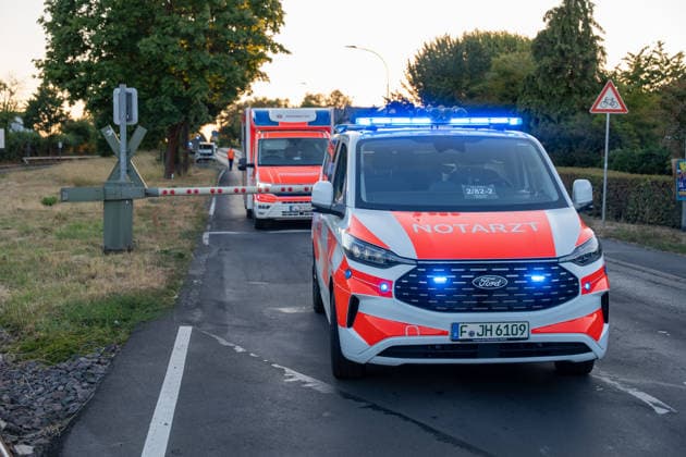 Unfall zwischen Bahn und PKW Am Abend des 11.08.2026 kam es in Reichelsheim zu einem Unfall zwischen einem PKW und einer Bahn der HLB. Hierbei prallte der Zug aus bislang ungeklärter Ursache gegen das Auto und schob dieses einige Meter auf den Gleisen entlang. Die Fahrerin wurde schwerstverletzt mit einem Rettungshubschrauber in ein Krankenhaus gebracht. Reichelsheim Hessen Deutschland