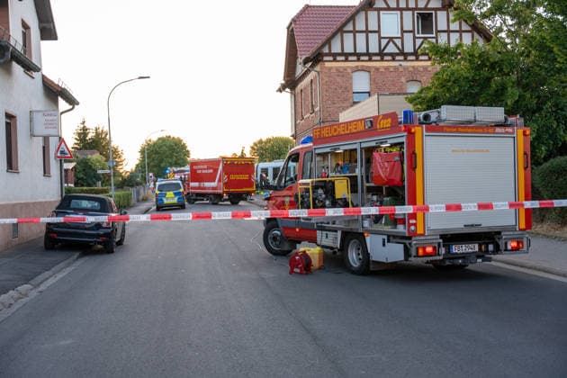 Unfall zwischen Bahn und PKW Am Abend des 11.08.2026 kam es in Reichelsheim zu einem Unfall zwischen einem PKW und einer Bahn der HLB. Hierbei prallte der Zug aus bislang ungeklärter Ursache gegen das Auto und schob dieses einige Meter auf den Gleisen entlang. Die Fahrerin wurde schwerstverletzt mit einem Rettungshubschrauber in ein Krankenhaus gebracht. Reichelsheim Hessen Deutschland