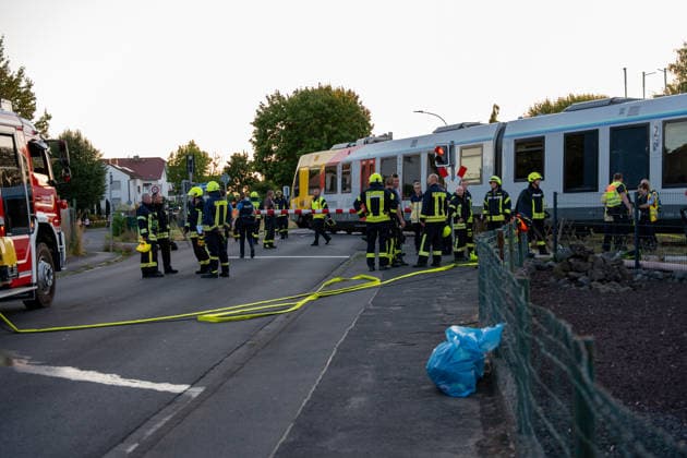 Unfall zwischen Bahn und PKW Am Abend des 11.08.2026 kam es in Reichelsheim zu einem Unfall zwischen einem PKW und einer Bahn der HLB. Hierbei prallte der Zug aus bislang ungeklärter Ursache gegen das Auto und schob dieses einige Meter auf den Gleisen entlang. Die Fahrerin wurde schwerstverletzt mit einem Rettungshubschrauber in ein Krankenhaus gebracht. Reichelsheim Hessen Deutschland