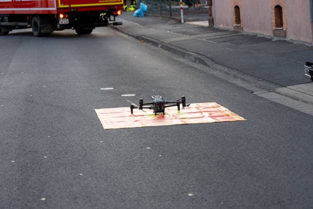 Unfall zwischen Bahn und PKW Am Abend des 11.08.2026 kam es in Reichelsheim zu einem Unfall zwischen einem PKW und einer Bahn der HLB. Hierbei prallte der Zug aus bislang ungeklärter Ursache gegen das Auto und schob dieses einige Meter auf den Gleisen entlang. Die Fahrerin wurde schwerstverletzt mit einem Rettungshubschrauber in ein Krankenhaus gebracht. Reichelsheim Hessen Deutschland