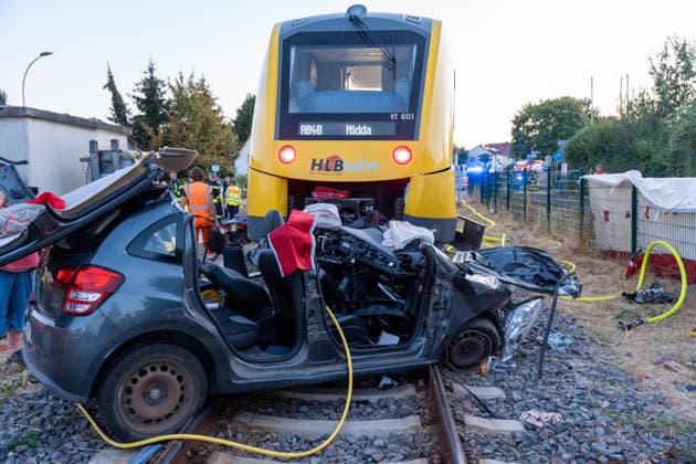 Unfall zwischen Bahn und PKW Am Abend des 11.08.2026 kam es in Reichelsheim zu einem Unfall zwischen einem PKW und einer Bahn der HLB. Hierbei prallte der Zug aus bislang ungeklärter Ursache gegen das Auto und schob dieses einige Meter auf den Gleisen entlang. Die Fahrerin wurde schwerstverletzt mit einem Rettungshubschrauber in ein Krankenhaus gebracht. Reichelsheim Hessen Deutschland