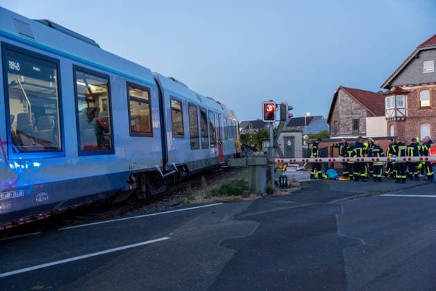 Unfall zwischen Bahn und PKW Am Abend des 11.08.2026 kam es in Reichelsheim zu einem Unfall zwischen einem PKW und einer Bahn der HLB. Hierbei prallte der Zug aus bislang ungeklärter Ursache gegen das Auto und schob dieses einige Meter auf den Gleisen entlang. Die Fahrerin wurde schwerstverletzt mit einem Rettungshubschrauber in ein Krankenhaus gebracht. Reichelsheim Hessen Deutschland
