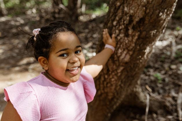 Young mixed race girl outdoors in nature Cape Town, Western Cape, South Africa CR_YNJN260805-2094882-01 ,model released, Symbolfoto ,property released