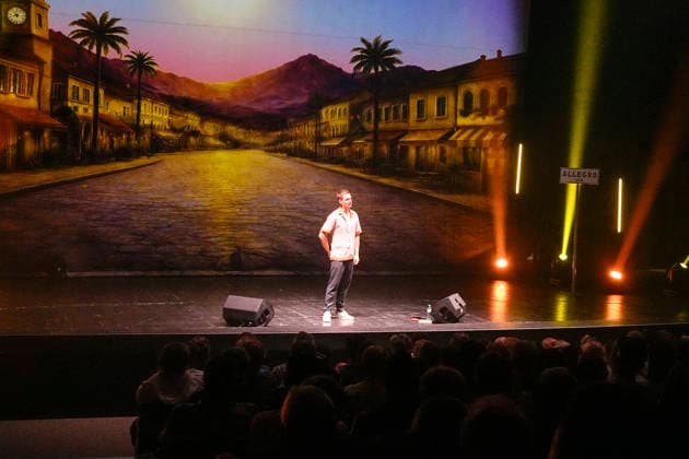 AUT - OESTERREICH, 2026-08-11: KULTUR PORTRAIT - DER BAYERISCHE KABARETTIST MARTIN FRANK MIT SEINEM NEUEN PROGRAMM GRUESSE AUS ALLEGRO SUED im Erler PASSIONSSPIELHAUS ;