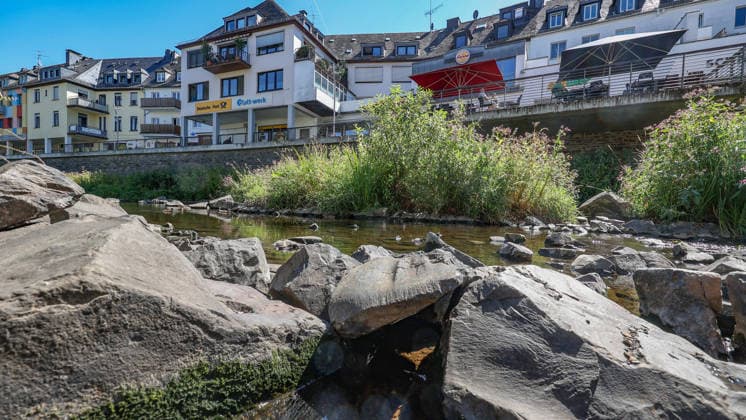 Sommer im Siegerland. Der Fluss Sieg in der Siegener Innenstadt fuehrt (führt) Niedrigwasser aufgrund anhaltender Trockenheit. Sommer im Siegerland am 12.08.2026 in Siegen Deutschland.