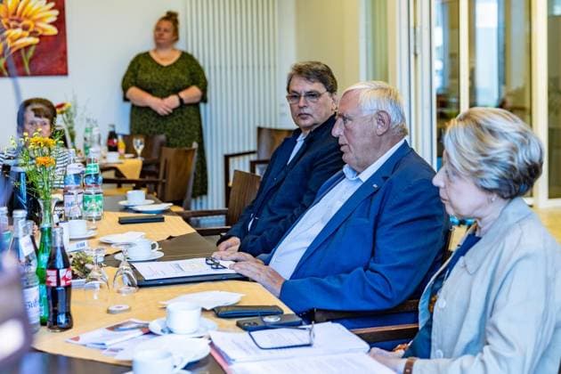 Laumann im Alfred-Delp-Haus ** NUR FÜR REDAKTIONELLE ZWECKE ** EDITORIAL USE ONLY **<p>Gesundheitsminister Laumann besucht am Mittwoch, den 12.08.2026 die Senioreneinrichtung Alfred-Delp-Haus in Dinslaken. Es geht um Klimatisierung. Personen von links: Caritas Direktor Michael van Meerbeck, Karl-Josef Laumann und Heike Weiß. Deutschland NRW Dinslaken Copyright: ErwinxPottgiesser