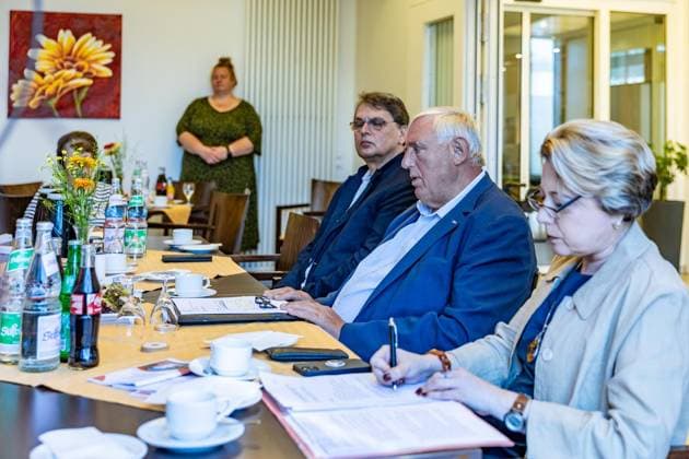 Laumann im Alfred-Delp-Haus ** NUR FÜR REDAKTIONELLE ZWECKE ** EDITORIAL USE ONLY **<p>Gesundheitsminister Laumann besucht am Mittwoch, den 12.08.2026 die Senioreneinrichtung Alfred-Delp-Haus in Dinslaken. Es geht um Klimatisierung. Personen von links: Caritas Direktor Michael van Meerbeck, Karl-Josef Laumann und Heike Weiß. Deutschland NRW Dinslaken Copyright: ErwinxPottgiesser