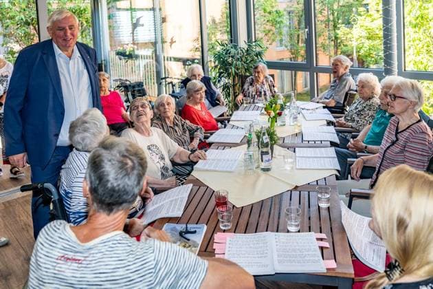Laumann im Alfred-Delp-Haus ** NUR FÜR REDAKTIONELLE ZWECKE ** EDITORIAL USE ONLY **<p>Gesundheitsminister Laumann, hier im Gemeinschaftsraum, besucht am Mittwoch, den 12.08.2026 die Senioreneinrichtung Alfred-Delp-Haus in Dinslaken. Es geht um Klimatisierung. Deutschland NRW Dinslaken Copyright: ErwinxPottgiesser