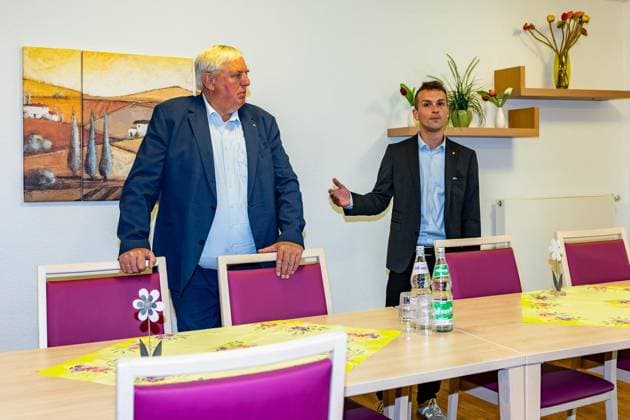 Laumann im Alfred-Delp-Haus ** NUR FÜR REDAKTIONELLE ZWECKE ** EDITORIAL USE ONLY **<p>Gesundheitsminister Laumann besucht am Mittwoch, den 12.08.2026 die Senioreneinrichtung Alfred-Delp-Haus in Dinslaken. Es geht um Klimatisierung. Benedikt van Meerbeck, rechts, führt durch die Einrichtung. Deutschland NRW Dinslaken Copyright: ErwinxPottgiesser