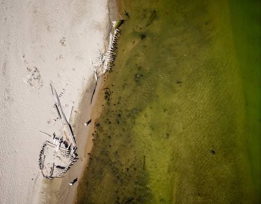 SPYCK - Drone photo of the wreck of the sunken ship De Hoop from 1895, which has become visible due to the low water level in the Rhine between Tolkamer and Spijk. The discharge of the Rhine is lower than ever recorded. SEM VAN DER WAL ANP netherlands out - belgium out  Copyright: xx x565317914x originalFilename: 565317914.jpg