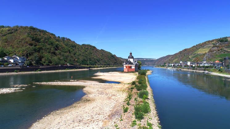 Deutschland, Kaub, 12.08.2026 Kaub ist eine Stadt am Rhein im Rhein-Lahn-Kreis in Rheinland-Pfalz. Kaub ist vor allem bekannt durch die im Rhein gelegene Burg Pfalzgrafenstein. Foto: die Burg Pfalzgrafenstein bei Niedrigwasser des Rheins Fuer Ihr Archiv! Fuer Ihr Archiv!