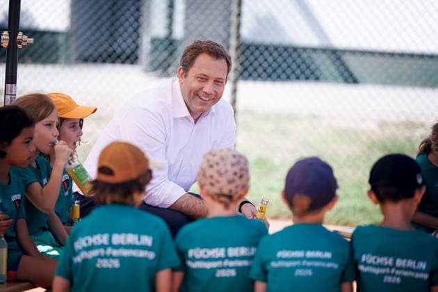 Lars Klingbeil, Bundesminister der Finanzen, aufgenommen bei einem Pressetermin beim Multisportcamp der Fuechse Berlin Reinickendorf e. V. zur Fruehstartrente. Berlin, 12.08.2026. Fotografiert im Auftrag des Bundesministerium der Finanzen Berlin Deutschland Copyright: xThomasxTrutschel BMFx