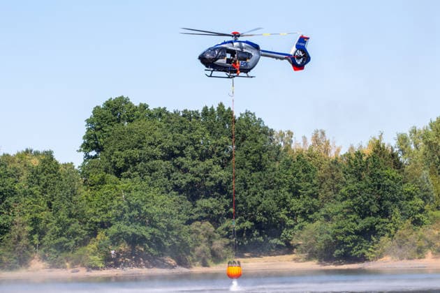 Plauen - Polizeihubschrauber unterstützen Löscharbeiten bei Waldbrand in Plauen Plauen, Meßbach, Messbach, Vogtland, Sachsen, Waldbrand, Vegetationsbrand, Feuerwehr, Löscharbeiten, Polizeihubschrauber, Polizei Sachsen, sächsische Polizei, H145, Airbus H145, Löschhubschrauber, Hubschrauber, Luftunterstützung, Bambi Bucket, Löschwasserbehälter, Außenlast, Wasseraufnahme, Wasserabwurf, Talsperre Pirk, Pirk, Katastrophenschutz, Einsatz, Brandbekämpfung, Glutnester, wildfire, forest fire, firefighting helicopter, aerial firefighting Plauen Sachsen Deutschland Copyright: xEHLxMediax 20260812_plauen-waldbrand-hubschrauber_11
