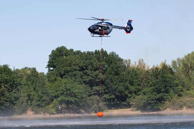Plauen - Polizeihubschrauber unterstützen Löscharbeiten bei Waldbrand in Plauen Plauen, Meßbach, Messbach, Vogtland, Sachsen, Waldbrand, Vegetationsbrand, Feuerwehr, Löscharbeiten, Polizeihubschrauber, Polizei Sachsen, sächsische Polizei, H145, Airbus H145, Löschhubschrauber, Hubschrauber, Luftunterstützung, Bambi Bucket, Löschwasserbehälter, Außenlast, Wasseraufnahme, Wasserabwurf, Talsperre Pirk, Pirk, Katastrophenschutz, Einsatz, Brandbekämpfung, Glutnester, wildfire, forest fire, firefighting helicopter, aerial firefighting Plauen Sachsen Deutschland Copyright: xEHLxMediax 20260812_plauen-waldbrand-hubschrauber_12