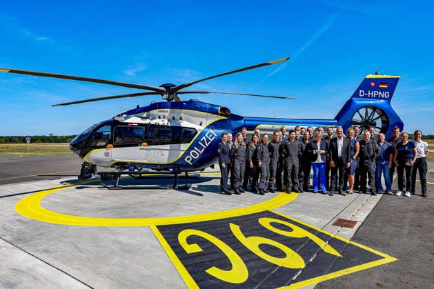 Polizeihubschraubern vom Typs Airbus H145 in den Dienst gestellt worden Die Mitarbeitenden der Polizeihubschrauberstaffel und Daniela Behrens (SPD), Ministerin für Inneres, Sport und Digitalisierung in der Mitte vor den neue Polizeihubschrauber H145, Funkrufname Phoenix 95. Flughafen Hannover-Langenhagen Polizeihubschrauberstaffel Niede Niedersachsen, Region Hannover Germany