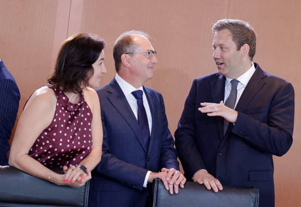Dorothee Bär, Bundesministerin für Forschung, Technologie und Raumfahrt, Alexander Dobrindt (CSU), Bundesinnenminister, Lars Klingbeil (SPD, Bundesminister der Finanzen, Vizekanzler und SPD-Bundesvorsitzender, Deutschland, Berlin, Bundeskanzleramt, Das Bundeskabinett befasst sich in seiner 55. Sitzung am 12. August 2026 unter anderem mit dem Gesetzentwurf zur Einführung einer Frühstartrente.