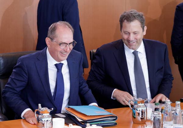 Alexander Dobrindt (CSU), Bundesinnenminister, Lars Klingbeil (SPD, Bundesminister der Finanzen, Vizekanzler und SPD-Bundesvorsitzender, Deutschland, Berlin, Bundeskanzleramt, Das Bundeskabinett befasst sich in seiner 55. Sitzung am 12. August 2026 unter anderem mit dem Gesetzentwurf zur Einführung einer Frühstartrente.