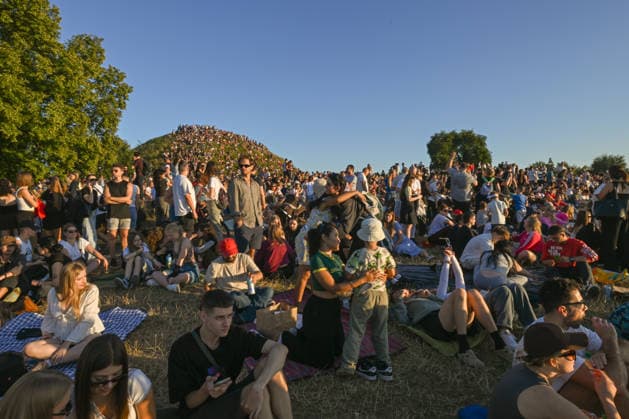 Hundreds Gather At Krakow s Historic Krakus Mound To Watch Solar Eclipse KRAKOW, POLAND - AUGUST 12: Hundreds of people secure viewing spots on and around the historic Krakus Mound (Kopiec Krakusa) ahead of a solar eclipse on August 12, 2026 in Krakow, Poland. Anticipation builds as massive crowds of spectators arrive early to claim vantage points on the prehistoric monument before the celestial event begins over the city skyline. Krakow Poland  Copyright: xArturxWidakx originalFilename: widak-hundreds260812_npHYm.jpg