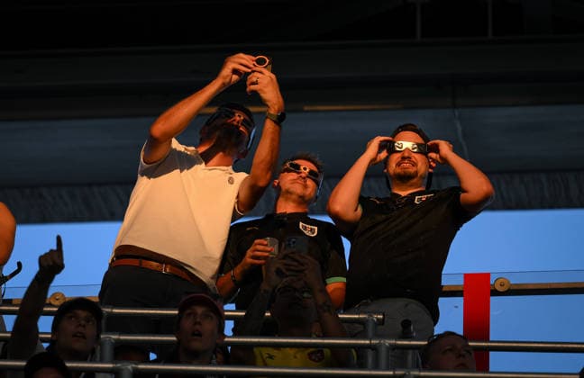 Fussball International UEFA Supercup 2026 in Salzburg 12.08.2026 Paris Saint-Germain - Aston Villa Fans im Stadion in Salzburg beobachten die Sonnenfinsternis, astronomische Spektakel des Jahres.