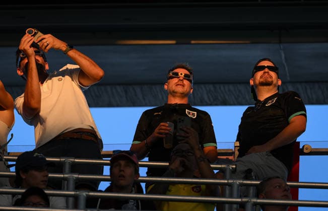 Fussball International UEFA Supercup 2026 in Salzburg 12.08.2026 Paris Saint-Germain - Aston Villa Fans im Stadion in Salzburg beobachten die Sonnenfinsternis, astronomische Spektakel des Jahres.