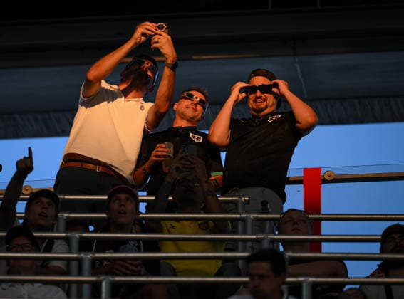 Fussball International UEFA Supercup 2026 in Salzburg 12.08.2026 Paris Saint-Germain - Aston Villa Fans im Stadion in Salzburg beobachten die Sonnenfinsternis, astronomische Spektakel des Jahres.