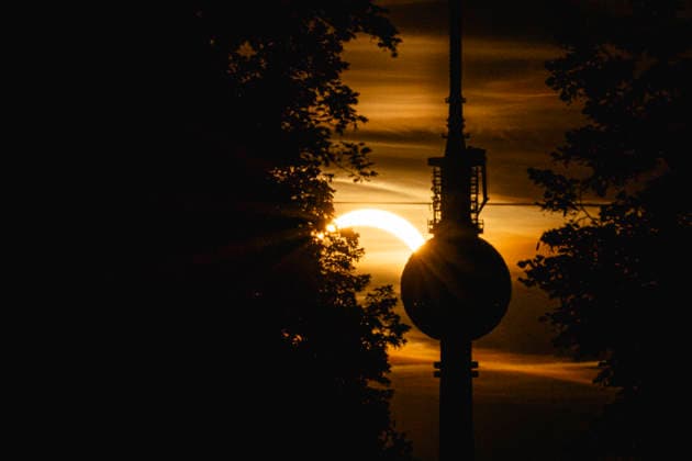 Die Sonnenfinsternis zeichnet sich am Abendhimmel ab neben dem Fernsehturm in Berlin, 12.08.2026. Berlin Deutschland Copyright: xJulianexSonntagx