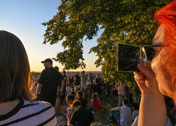 Hundreds Gather At Krakow s Historic Krakus Mound To Watch Solar Eclipse KRAKOW, POLAND - AUGUST 12: Hundreds of spectators pack the grassy fields and line the slopes of a historic monument to watch a solar eclipse in Krakow, Poland, on August 12, 2026. A massive crowd of residents and tourists completely covered the elevated landmark of Krakus Mound (Kopiec Krakusa) during the late afternoon to secure optimal vantage points for the rare astronomical event. Krakow Poland  Copyright: xArturxWidakx originalFilename: widak-hundreds260812_npTwc.jpg