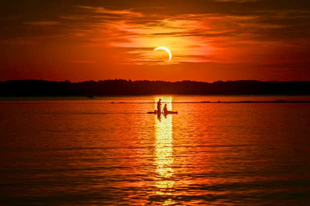 Sonnenfinsternis - Sonnenfinsternis über dem Chiemsee in der Nähe von Chieming am 12.08.2026, Deutschland, Bayern Chieming Chiemseeufer Bayern Deutschland