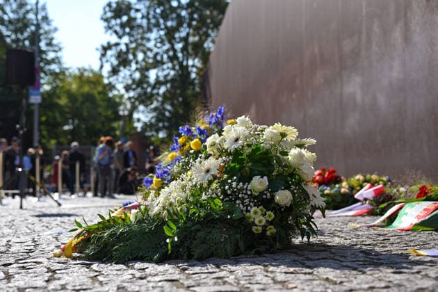 Zum 65. Jahrestag des Mauerbaus wird heute in Berlin an die Opfer der deutschen Teilung erinnert (Foto vom 13.08.2026, im Bild: Kraenze an der Bernauer Strasse). Bei einer Gedenkveranstaltung in der Bernauer Strasse werden unter anderem Berlins Regierender Buergermeister Kai Wegner (CDU), Kulturstaatsminister Wolfram Weimer (parteilos) sowie Bundestagspraesidentin Julia Kloeckner (CDU) erwartet. (Siehe epd-Meldung vom 13.08.2026) EDITORIAL USE ONLY