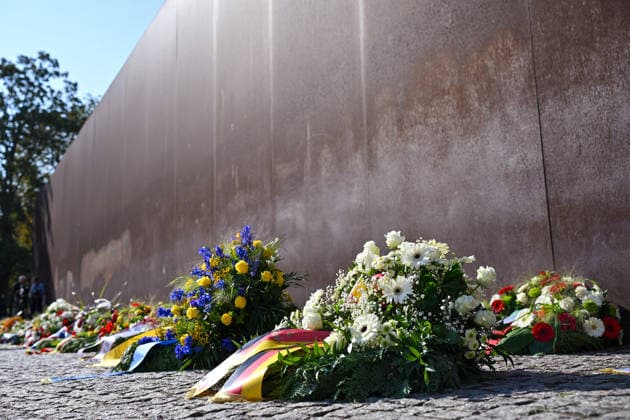 Zum 65. Jahrestag des Mauerbaus wird heute in Berlin an die Opfer der deutschen Teilung erinnert (Foto vom 13.08.2026, im Bild: Kraenze an der Bernauer Strasse). Bei einer Gedenkveranstaltung in der Bernauer Strasse werden unter anderem Berlins Regierender Buergermeister Kai Wegner (CDU), Kulturstaatsminister Wolfram Weimer (parteilos) sowie Bundestagspraesidentin Julia Kloeckner (CDU) erwartet. (Siehe epd-Meldung vom 13.08.2026) EDITORIAL USE ONLY