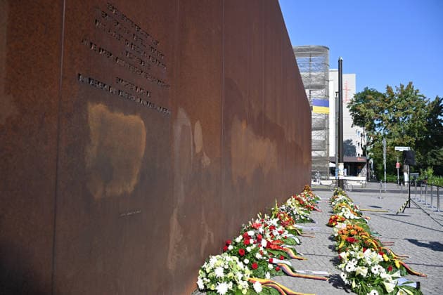 Zum 65. Jahrestag des Mauerbaus wird heute in Berlin an die Opfer der deutschen Teilung erinnert (Foto vom 13.08.2026, im Bild: Kraenze an der Bernauer Strasse). Bei einer Gedenkveranstaltung in der Bernauer Strasse werden unter anderem Berlins Regierender Buergermeister Kai Wegner (CDU), Kulturstaatsminister Wolfram Weimer (parteilos) sowie Bundestagspraesidentin Julia Kloeckner (CDU) erwartet. (Siehe epd-Meldung vom 13.08.2026) EDITORIAL USE ONLY