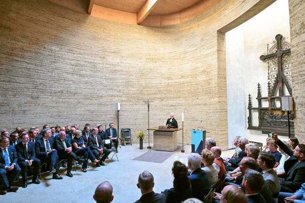 Zum 65. Jahrestag des Mauerbaus ist bei einer zentralen Gedenkfeier in der Bernauer Strasse in Berlin-Mitte an die Opfer der deutschen Teilung erinnert worden (Foto vom 13.08.2026, im Bild: Gaeste in der Kapelle der Versoehnung). Rund 120 Gaeste aus Politik, Kultur und Gesellschaft nahmen an der Gedenkveranstaltung teil, darunter Bundestagspraesidentin Julia Kloeckner, Berlins Regierender Buergermeister Kai Wegner (beide CDU) und Kulturstaatsminister Wolfram Weimer (parteilos). (Siehe epd-Meldung vom 13.08.2026) EDITORIAL USE ONLY