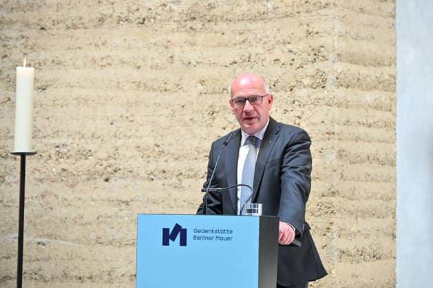 Zum 65. Jahrestag des Mauerbaus ist bei einer zentralen Gedenkfeier in der Bernauer Strasse in Berlin-Mitte an die Opfer der deutschen Teilung erinnert worden (Foto vom 13.08.2026, im Bild: Berlins Regierender Buergermeister Kai Wegner haelt eine Rede in der Kapelle der Versoehnung). Rund 120 Gaeste aus Politik, Kultur und Gesellschaft nahmen an der Gedenkveranstaltung teil. (Siehe epd-Meldung vom 13.08.2026) EDITORIAL USE ONLY