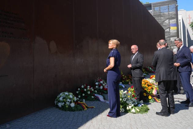 Gedenkveranstaltung 65. Jahrestag des Berliner Mauerbaus Bundestagspraesidentin Julia Kloeckner gemeinsam mit Kai Wegener und Prof. Dr. Axel Klausmeier bei der Kranzniederlegung im Rahmen der Gedenkveranstaltung zum 65. Jahrestag des Berliner Mauerbaus, Berlin, 13.08.2026 Berlin Berlin Deutschland