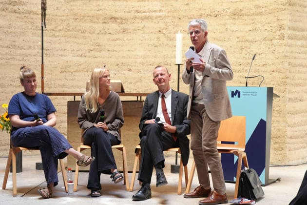 Gedenkveranstaltung 65. Jahrestag des Berliner Mauerbaus Zeitzeuge Joerg Hildebrandt mit seinen Kindern Antonia und Caecilia gemeinsam mit Prof. Dr. Axel Klausmeier bei einer Gespraechsrunde im Rahmen der Gedenkveranstaltung zum 65. Jahrestag des Berliner Mauerbaus, Berlin, 13.08.2026 Berlin Berlin Deutschland